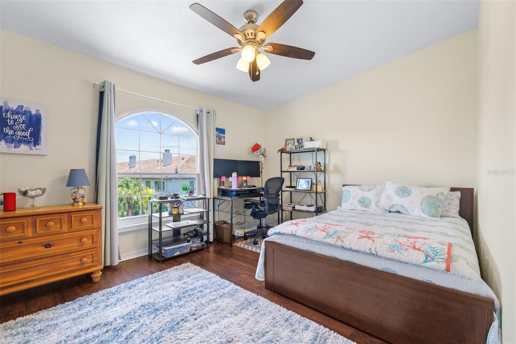 На продажу: $449,900 (2 спален, 2 ванн, 1600 Квадратных фут)