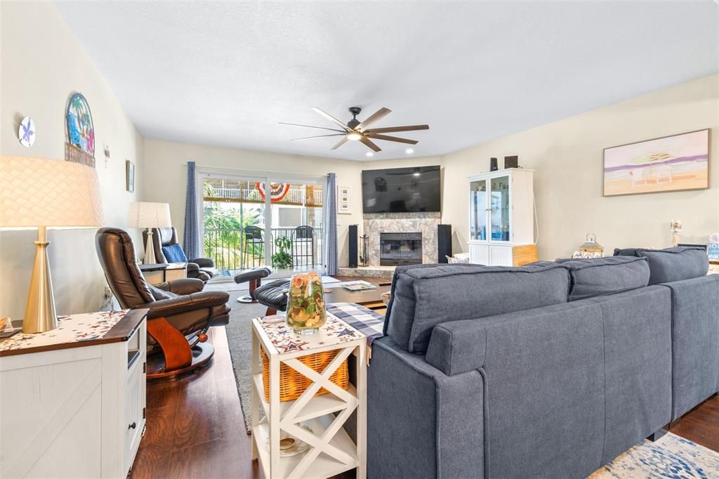 На продажу: $449,900 (2 спален, 2 ванн, 1600 Квадратных фут)