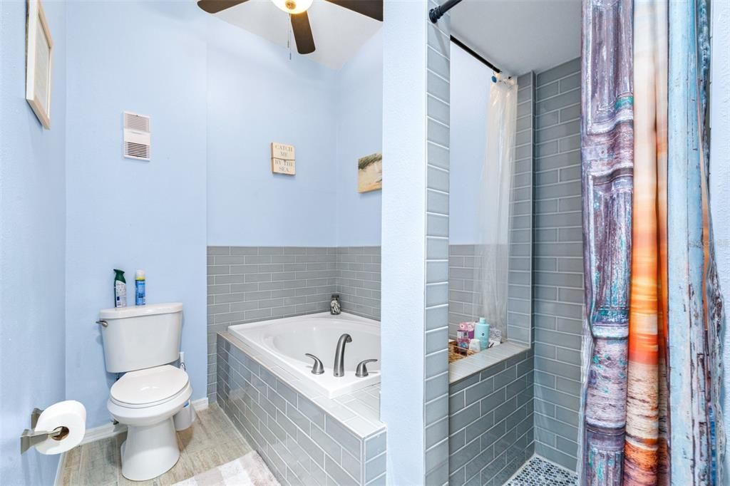 На продажу: $449,900 (2 спален, 2 ванн, 1600 Квадратных фут)