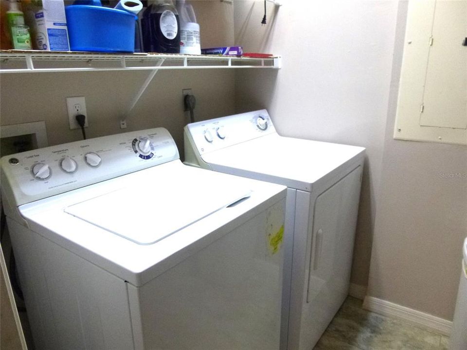 待售: $165,000 (2 贝兹, 2 浴室, 1056 平方英尺)