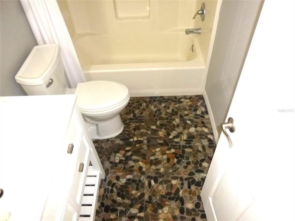 待售: $165,000 (2 贝兹, 2 浴室, 1056 平方英尺)