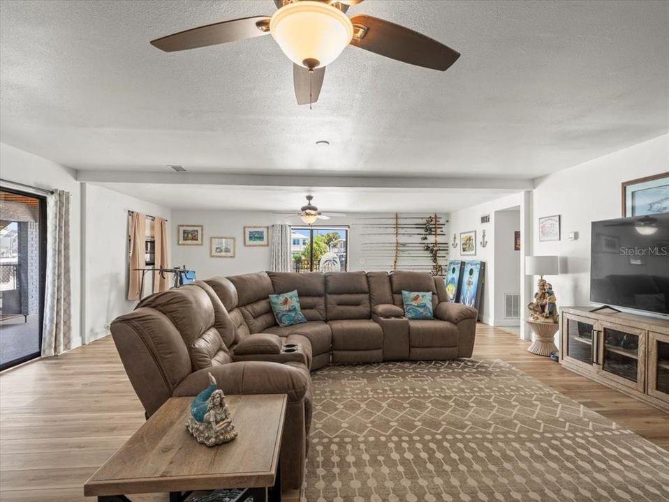 待售: $750,000 (5 贝兹, 4 浴室, 1751 平方英尺)