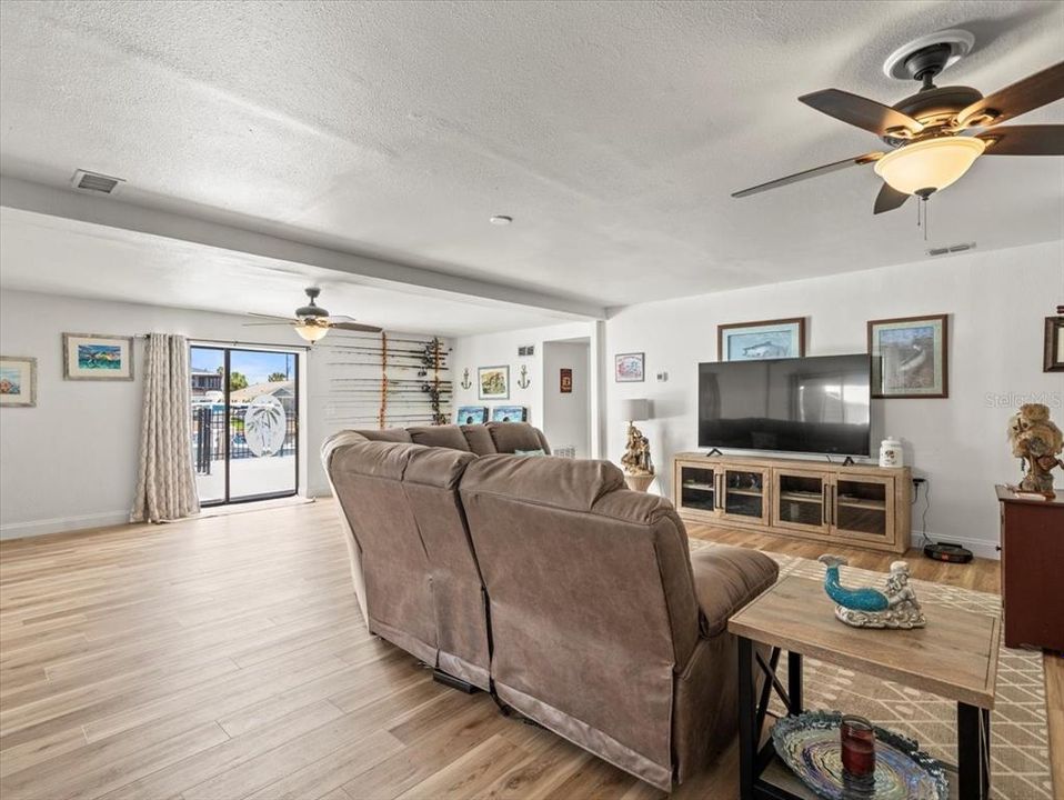 待售: $750,000 (5 贝兹, 4 浴室, 1751 平方英尺)