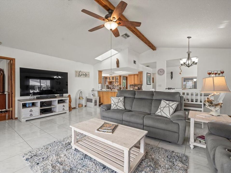 待售: $750,000 (5 贝兹, 4 浴室, 1751 平方英尺)