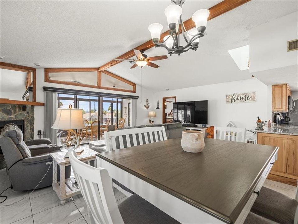 待售: $750,000 (5 贝兹, 4 浴室, 1751 平方英尺)