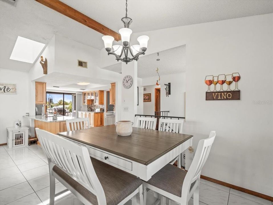 待售: $750,000 (5 贝兹, 4 浴室, 1751 平方英尺)