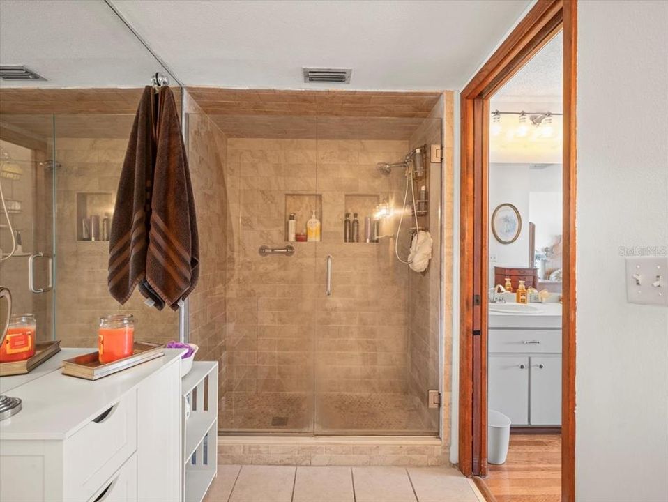 待售: $750,000 (5 贝兹, 4 浴室, 1751 平方英尺)