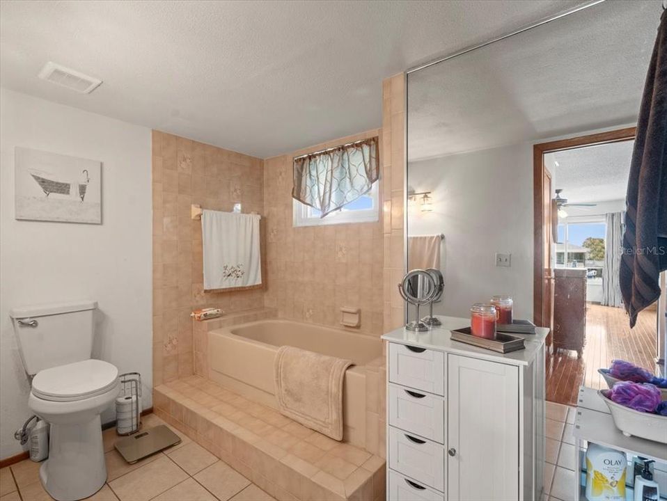 待售: $750,000 (5 贝兹, 4 浴室, 1751 平方英尺)