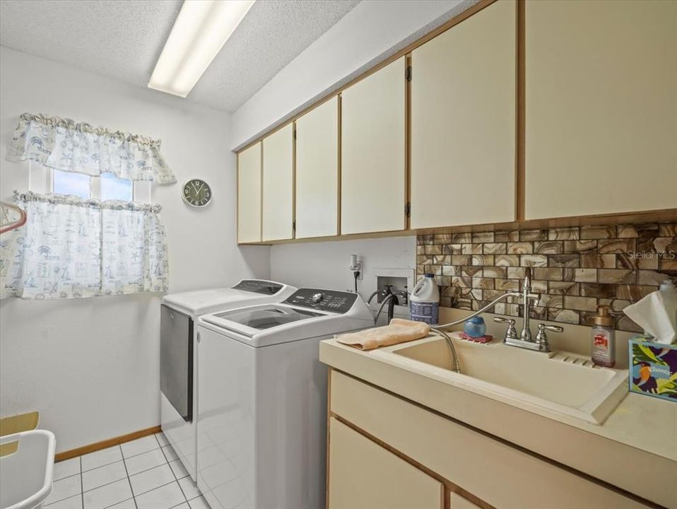 待售: $750,000 (5 贝兹, 4 浴室, 1751 平方英尺)