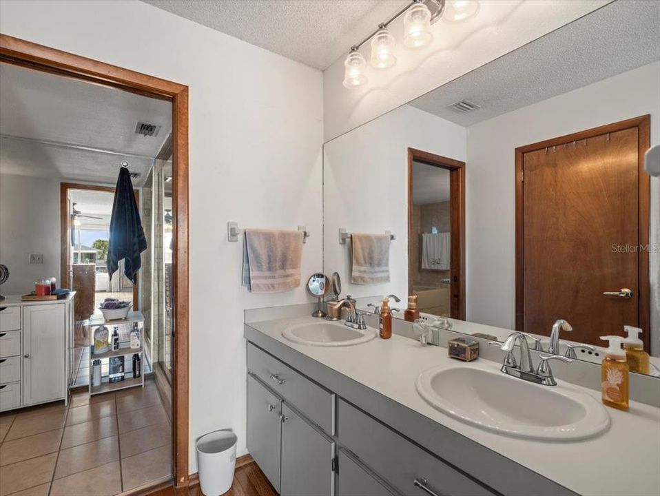 待售: $750,000 (5 贝兹, 4 浴室, 1751 平方英尺)