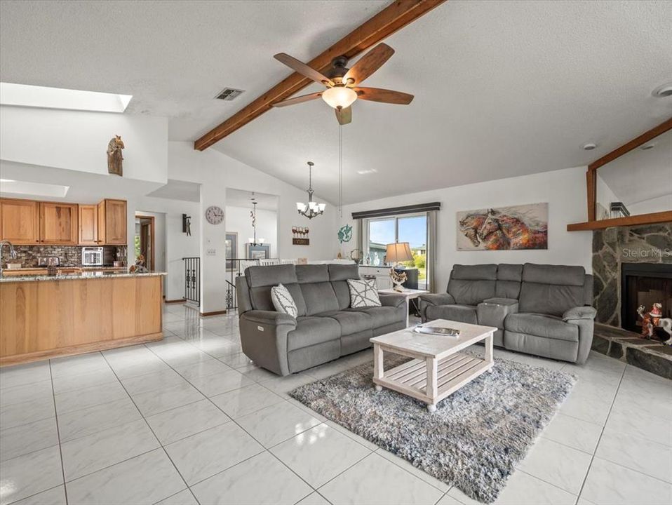 待售: $750,000 (5 贝兹, 4 浴室, 1751 平方英尺)