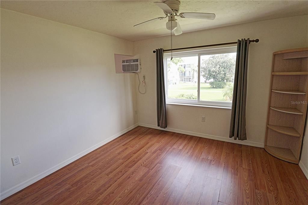 合同活跃: $1,000 (1 贝兹, 1 浴室, 576 平方英尺)