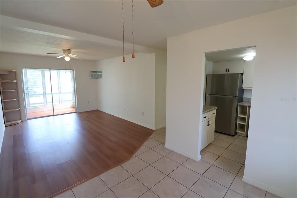 合同活跃: $1,000 (1 贝兹, 1 浴室, 576 平方英尺)