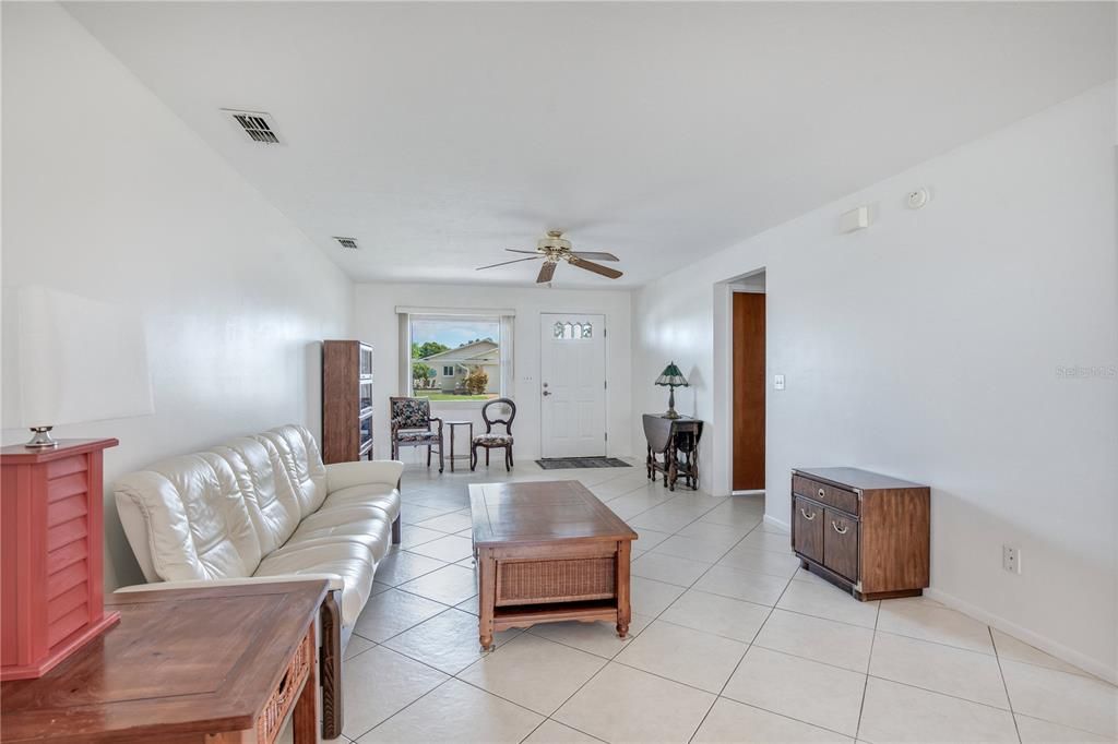 Activo con contrato: $198,500 (2 camas, 2 baños, 1074 Pies cuadrados)