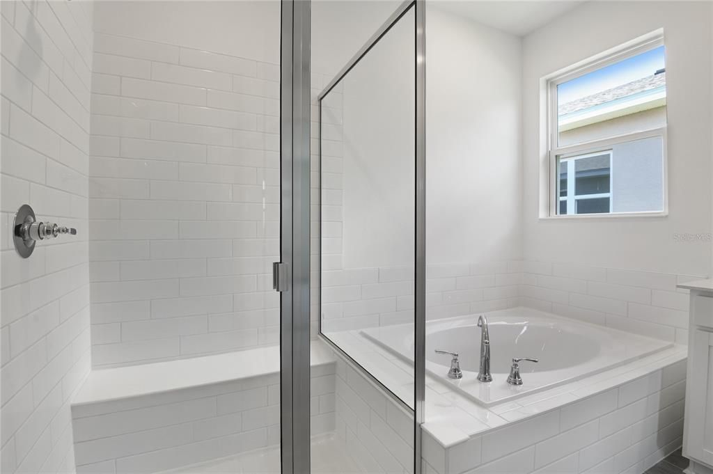 合同活跃: $349,999 (4 贝兹, 3 浴室, 2077 平方英尺)