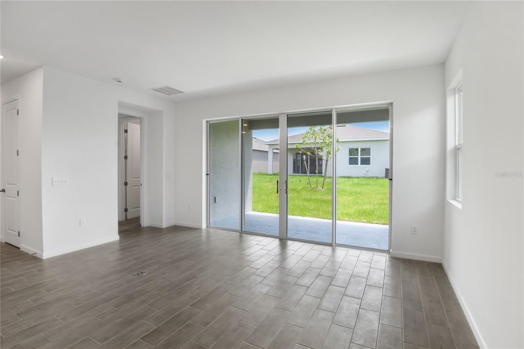 合同活跃: $349,999 (4 贝兹, 3 浴室, 2077 平方英尺)