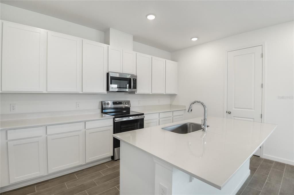 合同活跃: $349,999 (4 贝兹, 3 浴室, 2077 平方英尺)