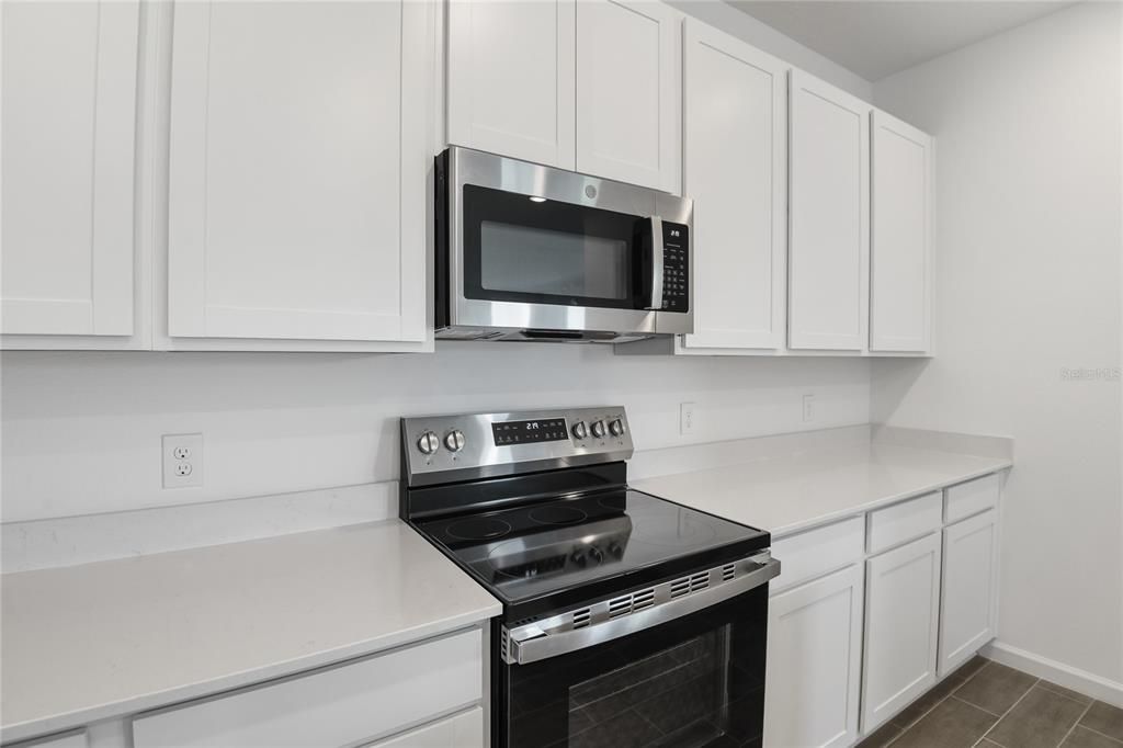 合同活跃: $349,999 (4 贝兹, 3 浴室, 2077 平方英尺)