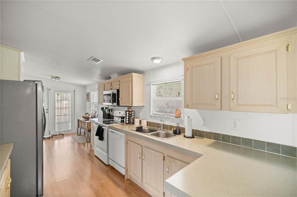 For Sale: $175,000 (3 beds, 2 baths, 1296 Square Feet)