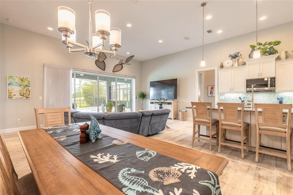 Под контрактом: $749,888 (4 спален, 3 ванн, 2511 Квадратных фут)