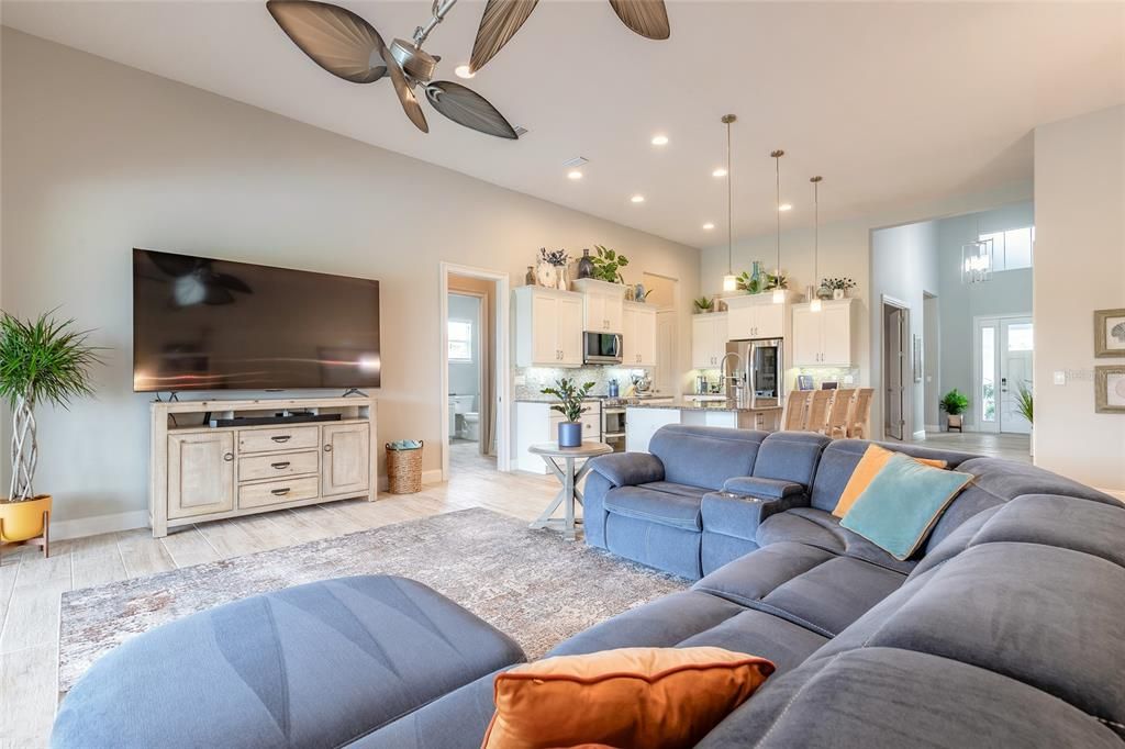 Под контрактом: $749,888 (4 спален, 3 ванн, 2511 Квадратных фут)