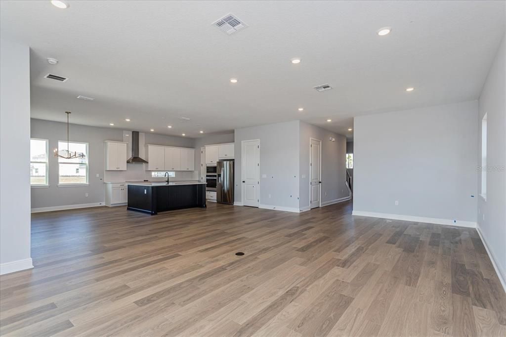 Под контрактом: $962,990 (4 спален, 3 ванн, 3413 Квадратных фут)