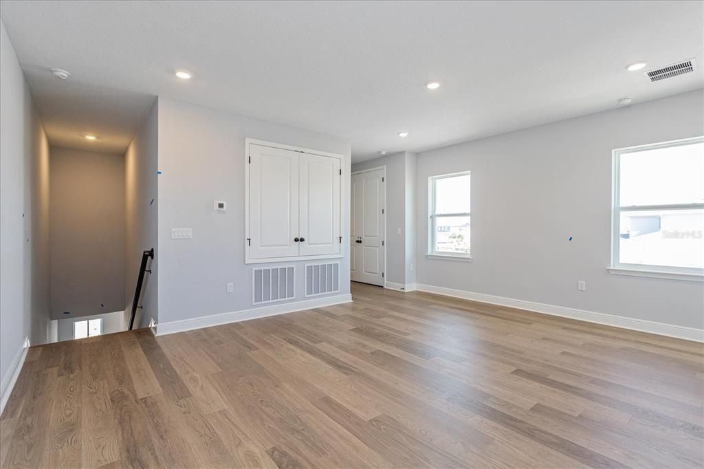 Под контрактом: $962,990 (4 спален, 3 ванн, 3413 Квадратных фут)