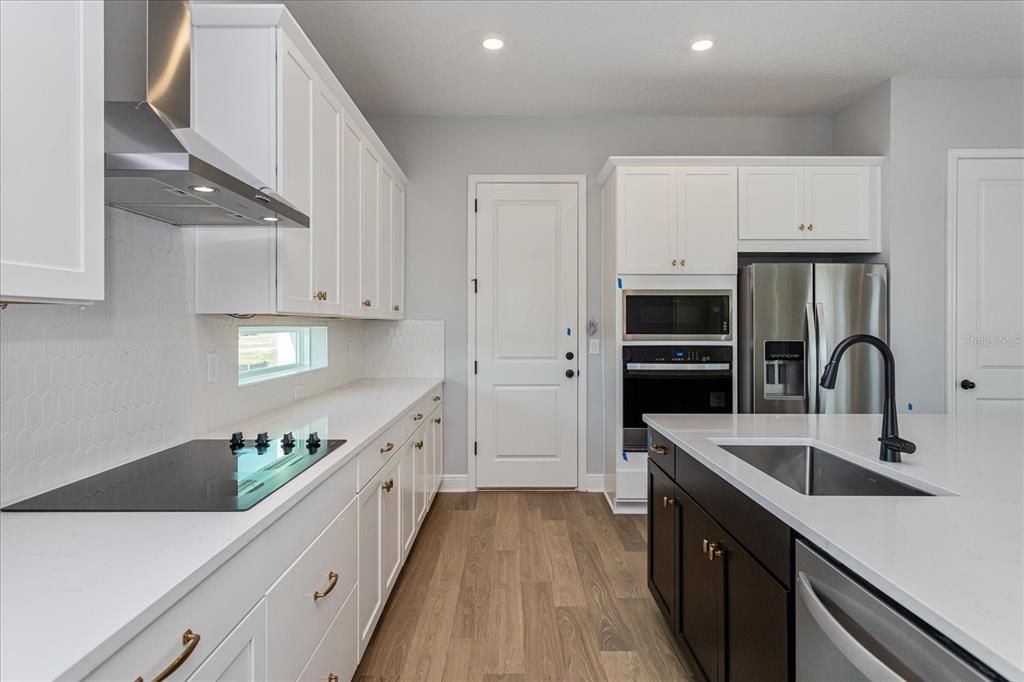 Под контрактом: $962,990 (4 спален, 3 ванн, 3413 Квадратных фут)