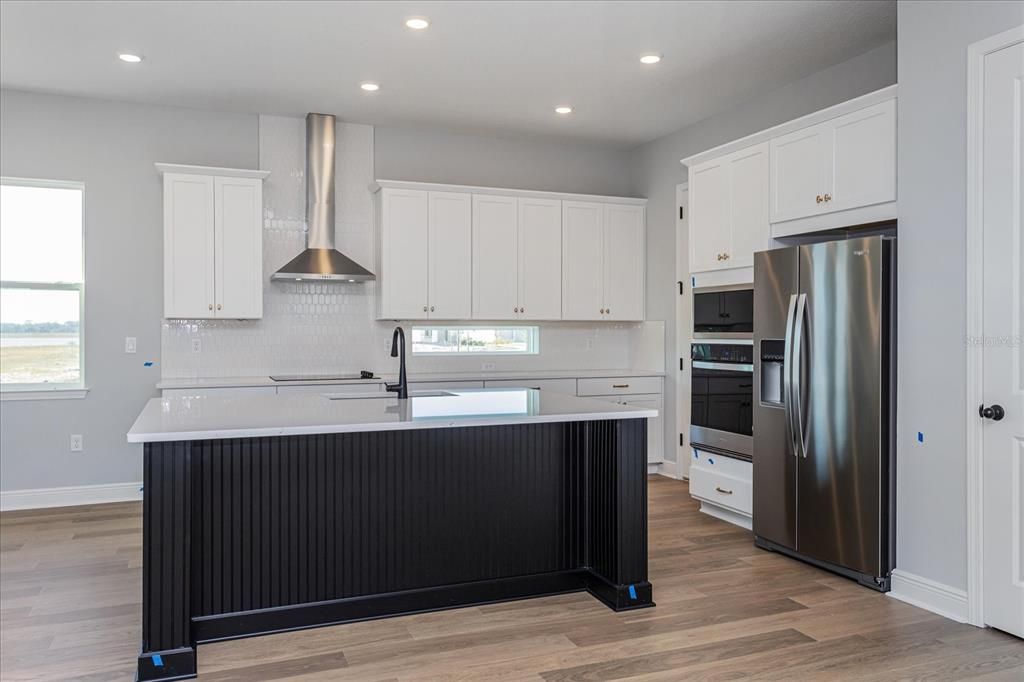 Под контрактом: $962,990 (4 спален, 3 ванн, 3413 Квадратных фут)