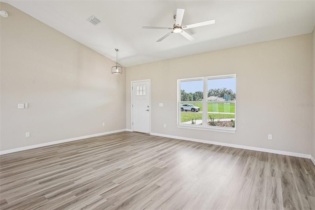 For Sale: $399,900 (3 beds, 2 baths, 1884 Square Feet)
