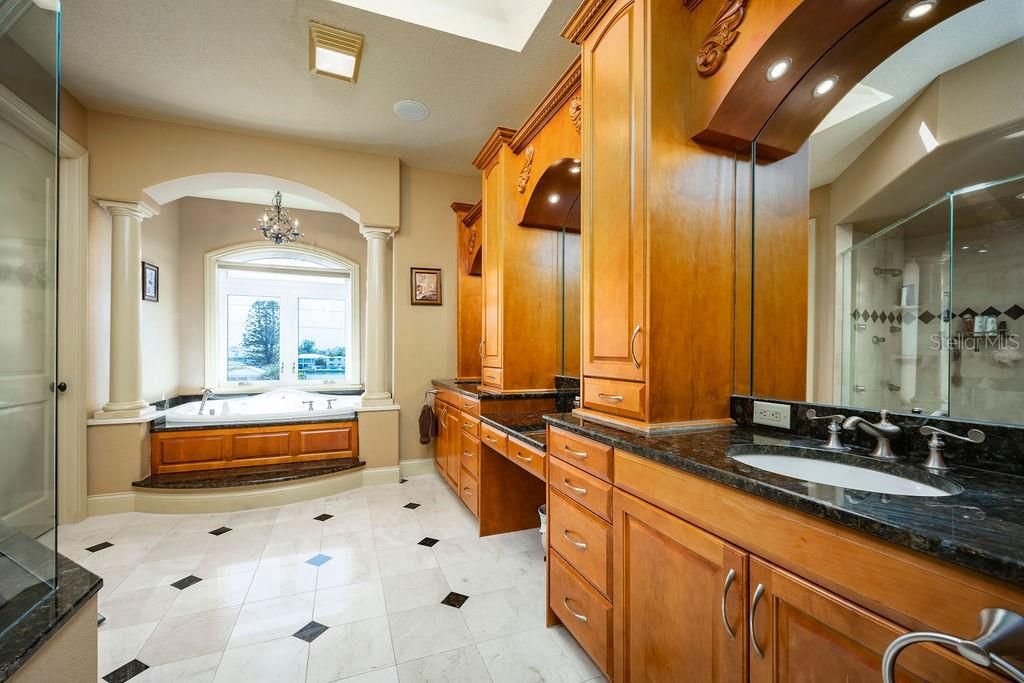 For Sale: $3,900,000 (5 beds, 4 baths, 4571 Square Feet)