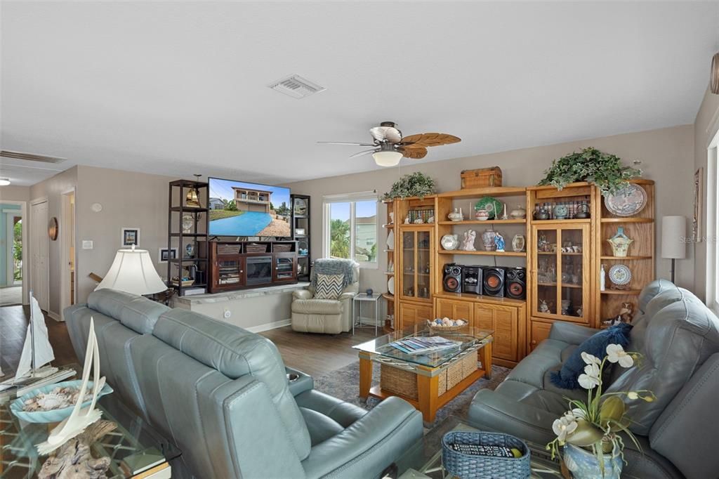 Activo con contrato: $525,000 (3 camas, 2 baños, 1904 Pies cuadrados)