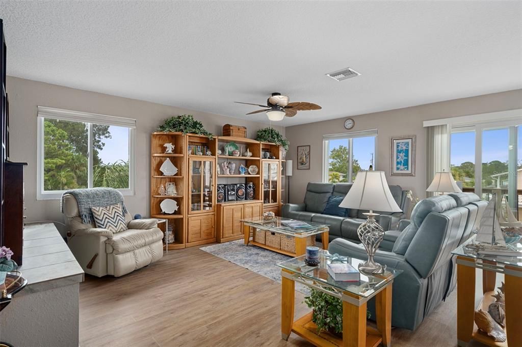 Activo con contrato: $525,000 (3 camas, 2 baños, 1904 Pies cuadrados)