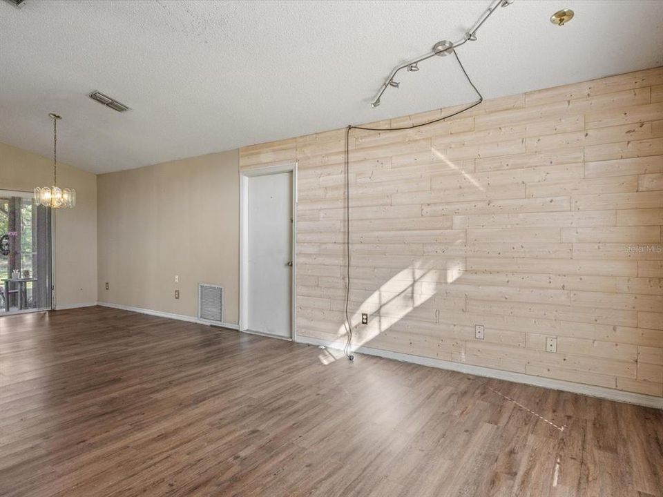 Active With Contract: $299,500 (3 beds, 2 baths, 1232 Square Feet)