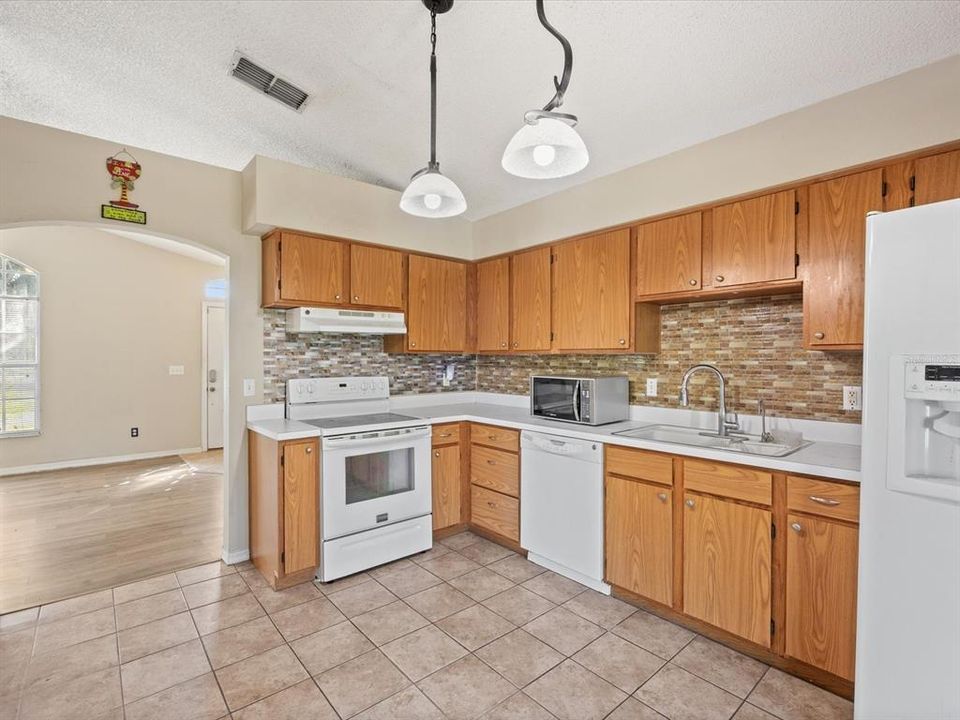 Active With Contract: $299,500 (3 beds, 2 baths, 1232 Square Feet)