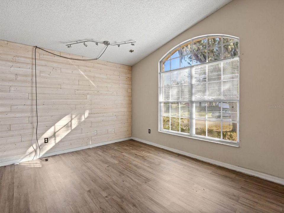 Active With Contract: $299,500 (3 beds, 2 baths, 1232 Square Feet)