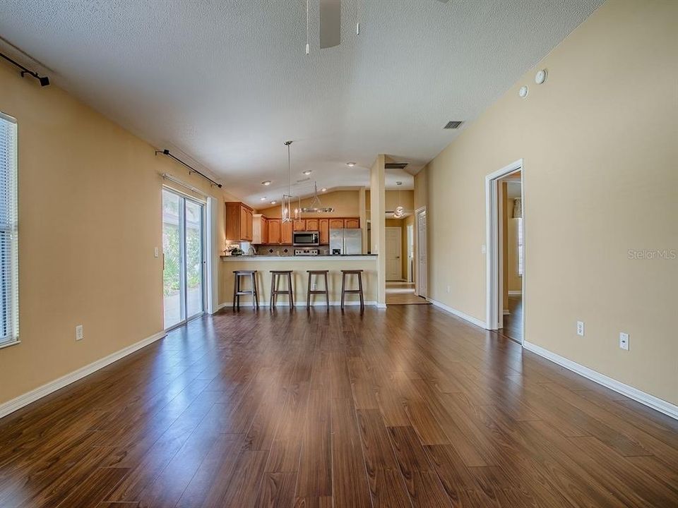 合同活跃: $359,000 (3 贝兹, 2 浴室, 1398 平方英尺)