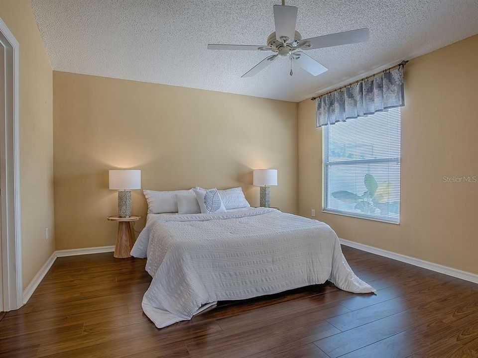 合同活跃: $359,000 (3 贝兹, 2 浴室, 1398 平方英尺)