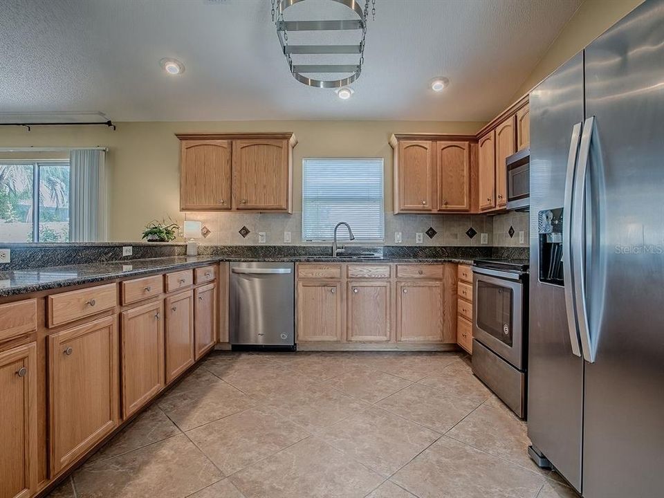 合同活跃: $359,000 (3 贝兹, 2 浴室, 1398 平方英尺)