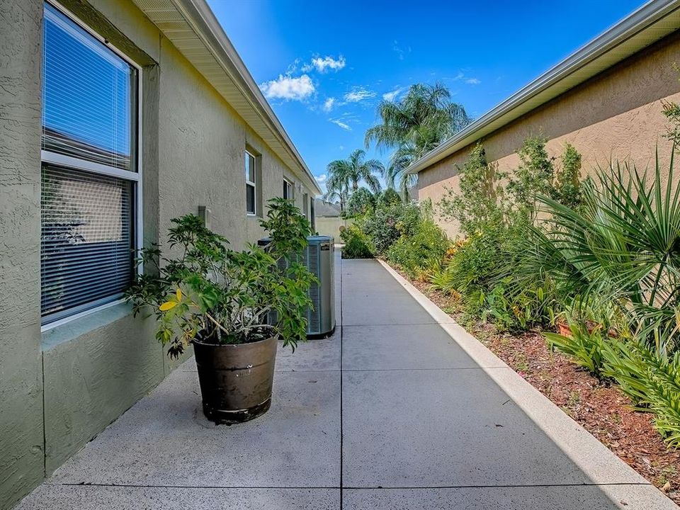 合同活跃: $359,000 (3 贝兹, 2 浴室, 1398 平方英尺)