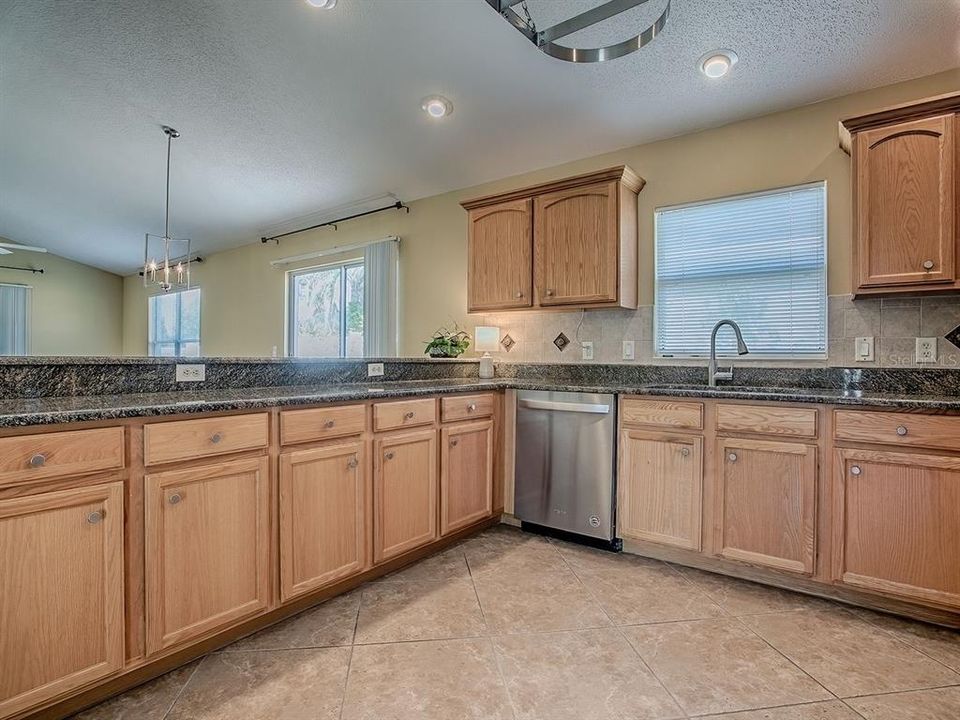 合同活跃: $359,000 (3 贝兹, 2 浴室, 1398 平方英尺)