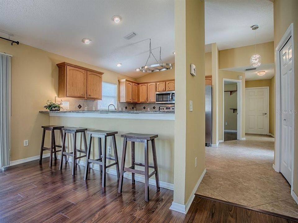 合同活跃: $359,000 (3 贝兹, 2 浴室, 1398 平方英尺)