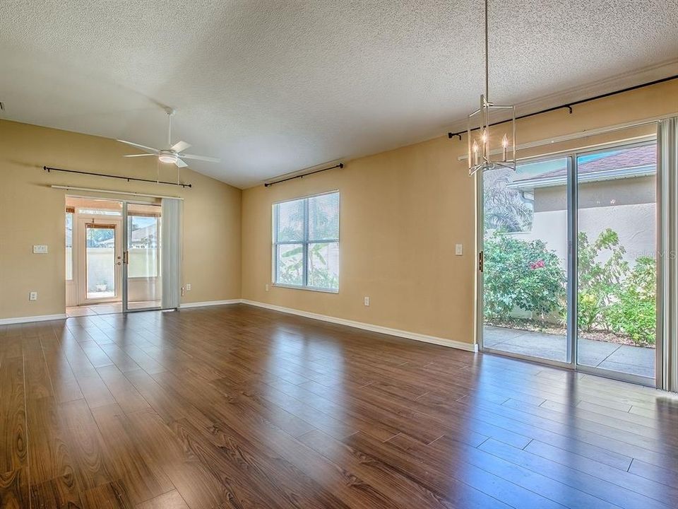 合同活跃: $359,000 (3 贝兹, 2 浴室, 1398 平方英尺)