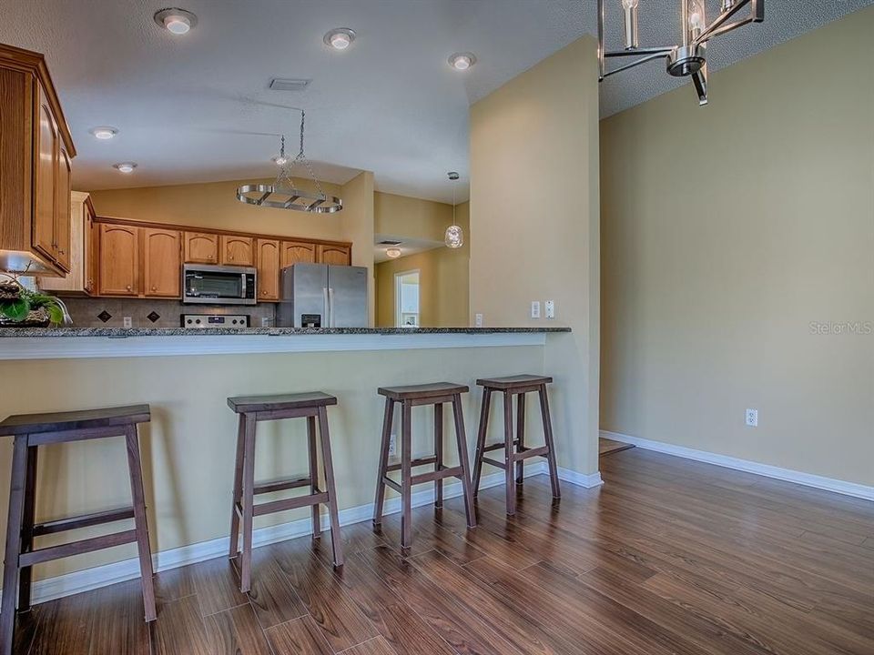 合同活跃: $359,000 (3 贝兹, 2 浴室, 1398 平方英尺)