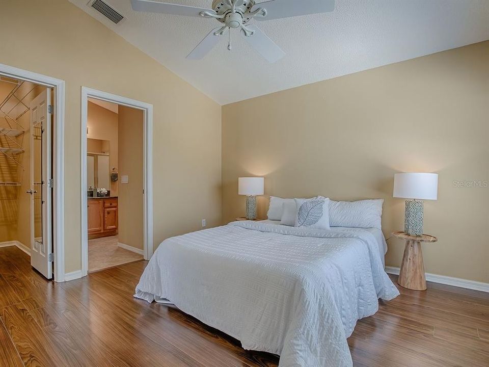 合同活跃: $359,000 (3 贝兹, 2 浴室, 1398 平方英尺)