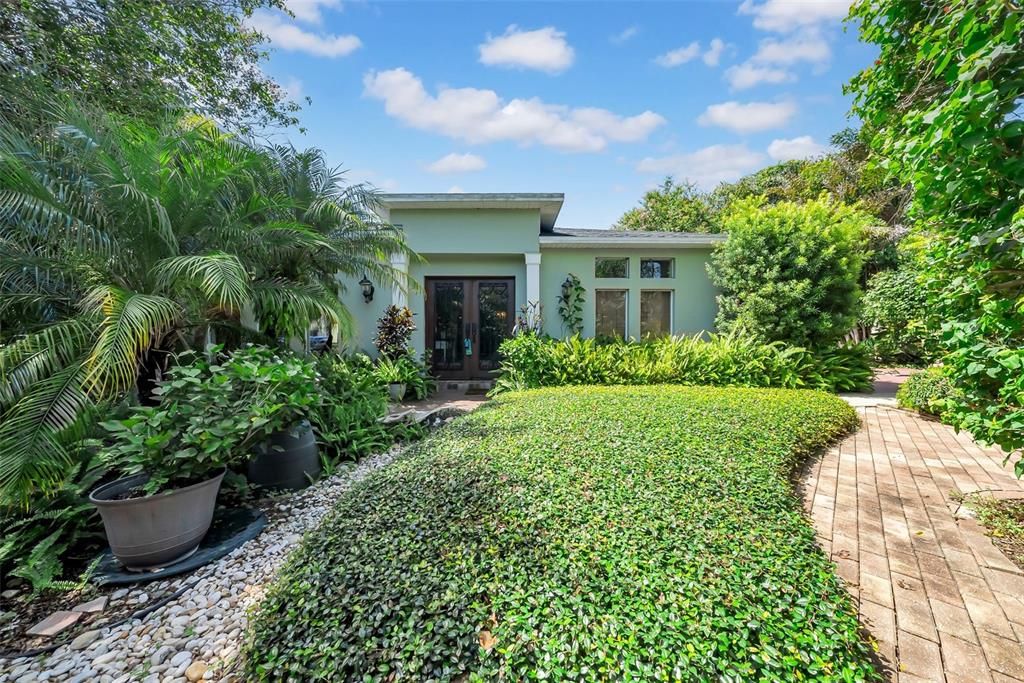 合同活跃: $1,299,999 (4 贝兹, 4 浴室, 3123 平方英尺)