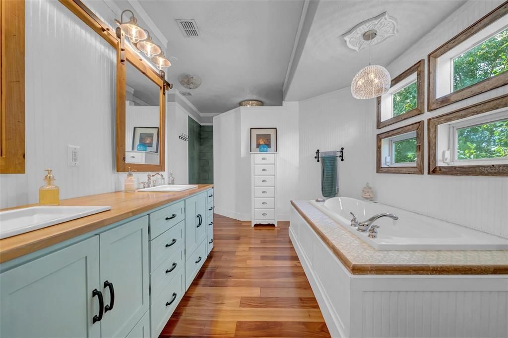 合同活跃: $1,299,999 (4 贝兹, 4 浴室, 3123 平方英尺)