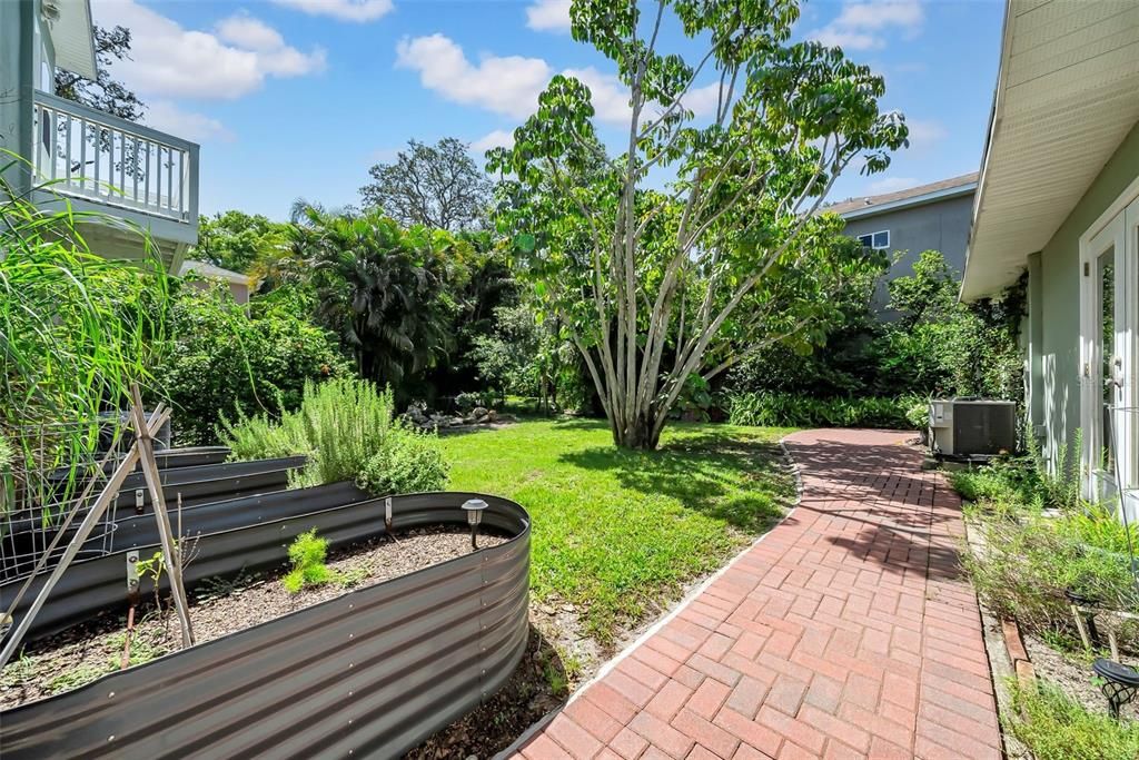 合同活跃: $1,299,999 (4 贝兹, 4 浴室, 3123 平方英尺)