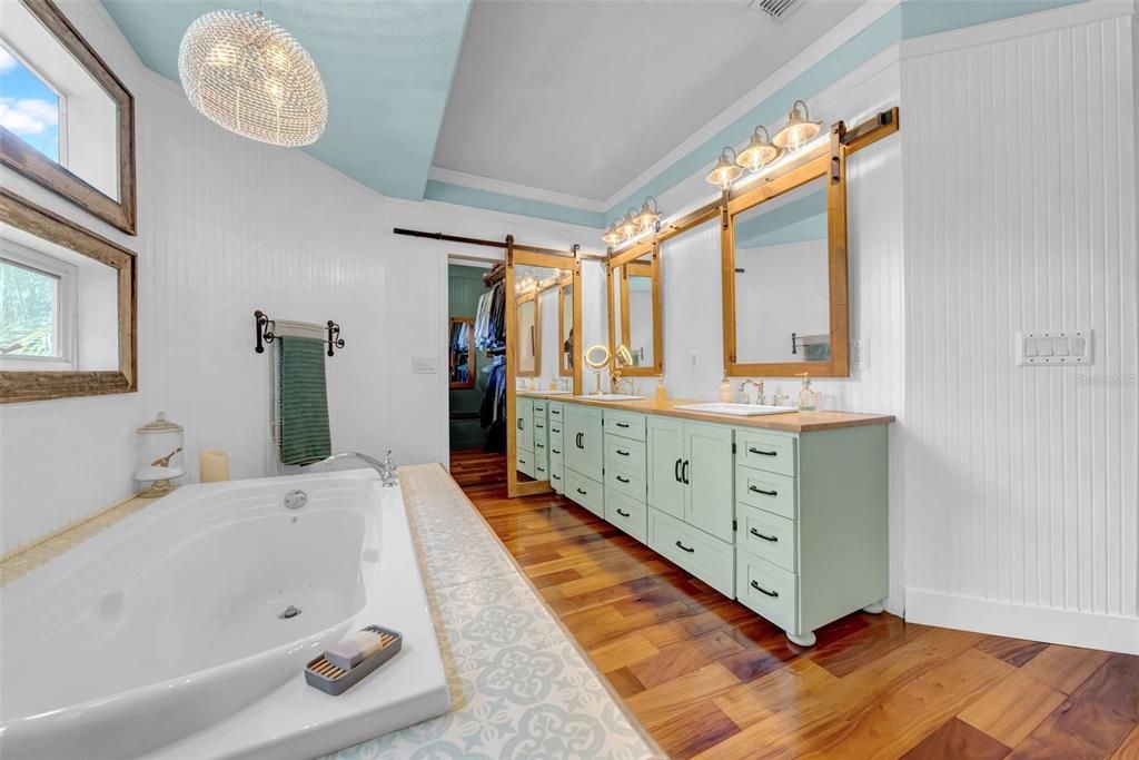 合同活跃: $1,299,999 (4 贝兹, 4 浴室, 3123 平方英尺)