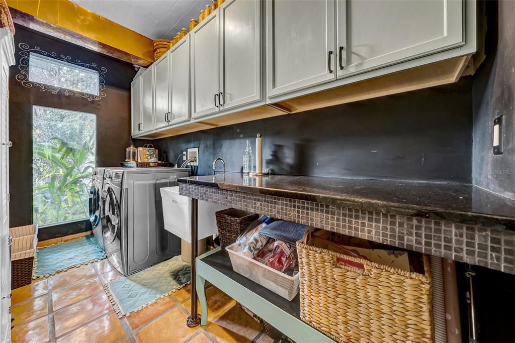 合同活跃: $1,299,999 (4 贝兹, 4 浴室, 3123 平方英尺)